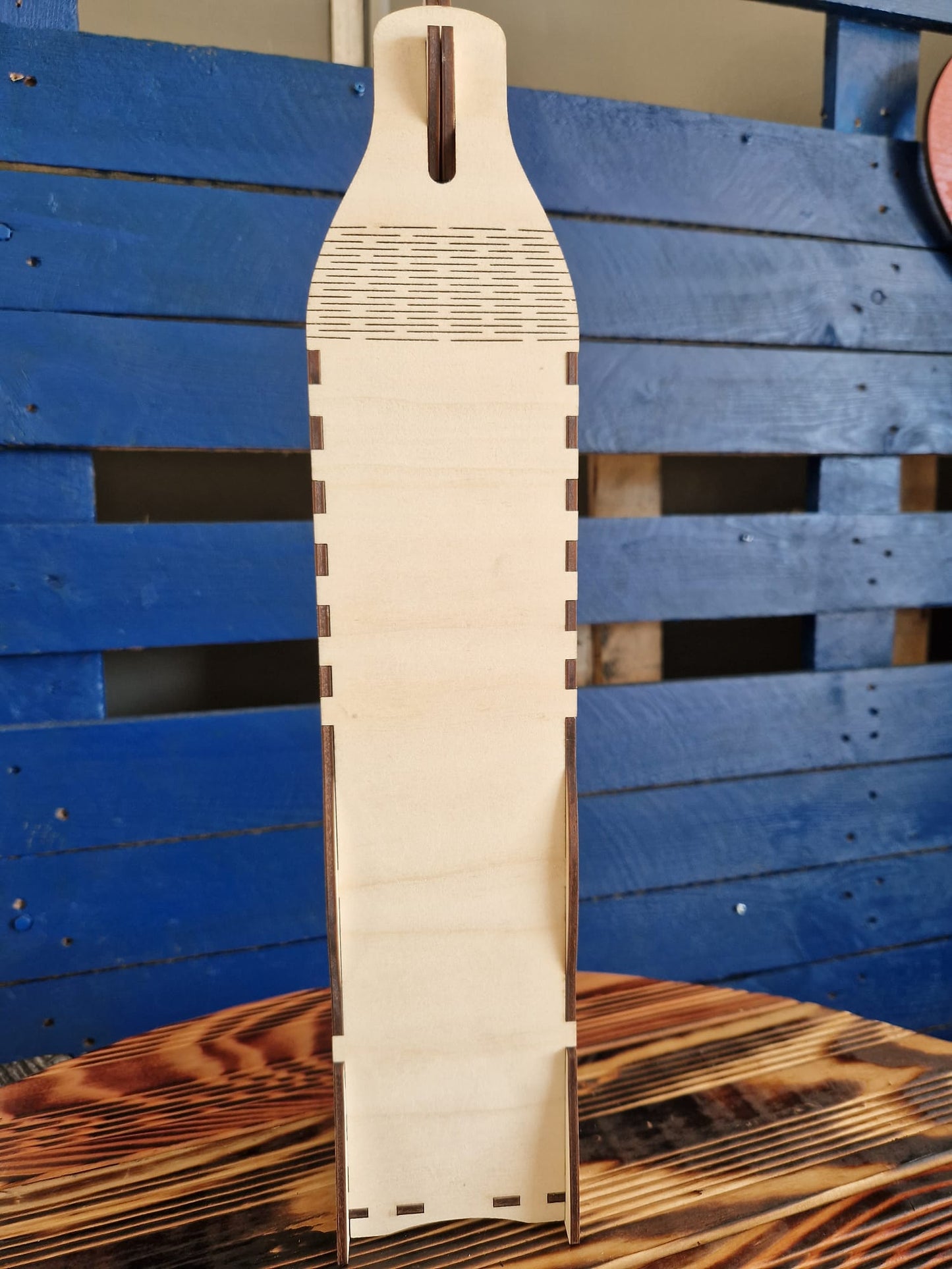 Weinverpackung aus Holz "mit Spruch:" Es ist ja auch keinem geholfen.... "