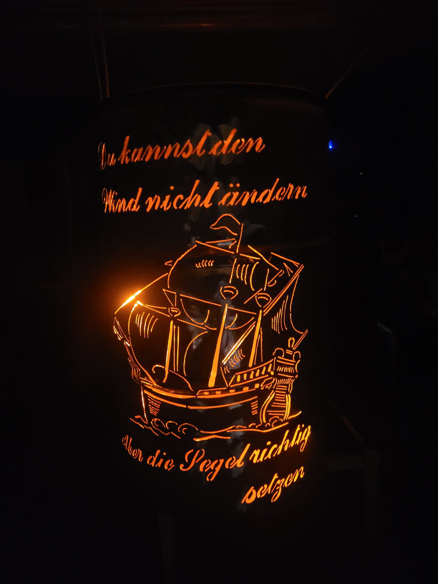 Feuertonne mit Schiff als Motiv und einem Schriftzug