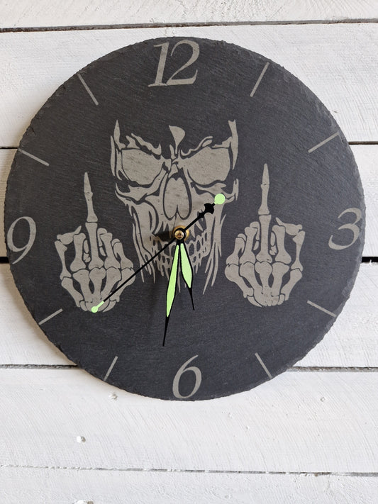 Schiefer Uhr Totenkopf