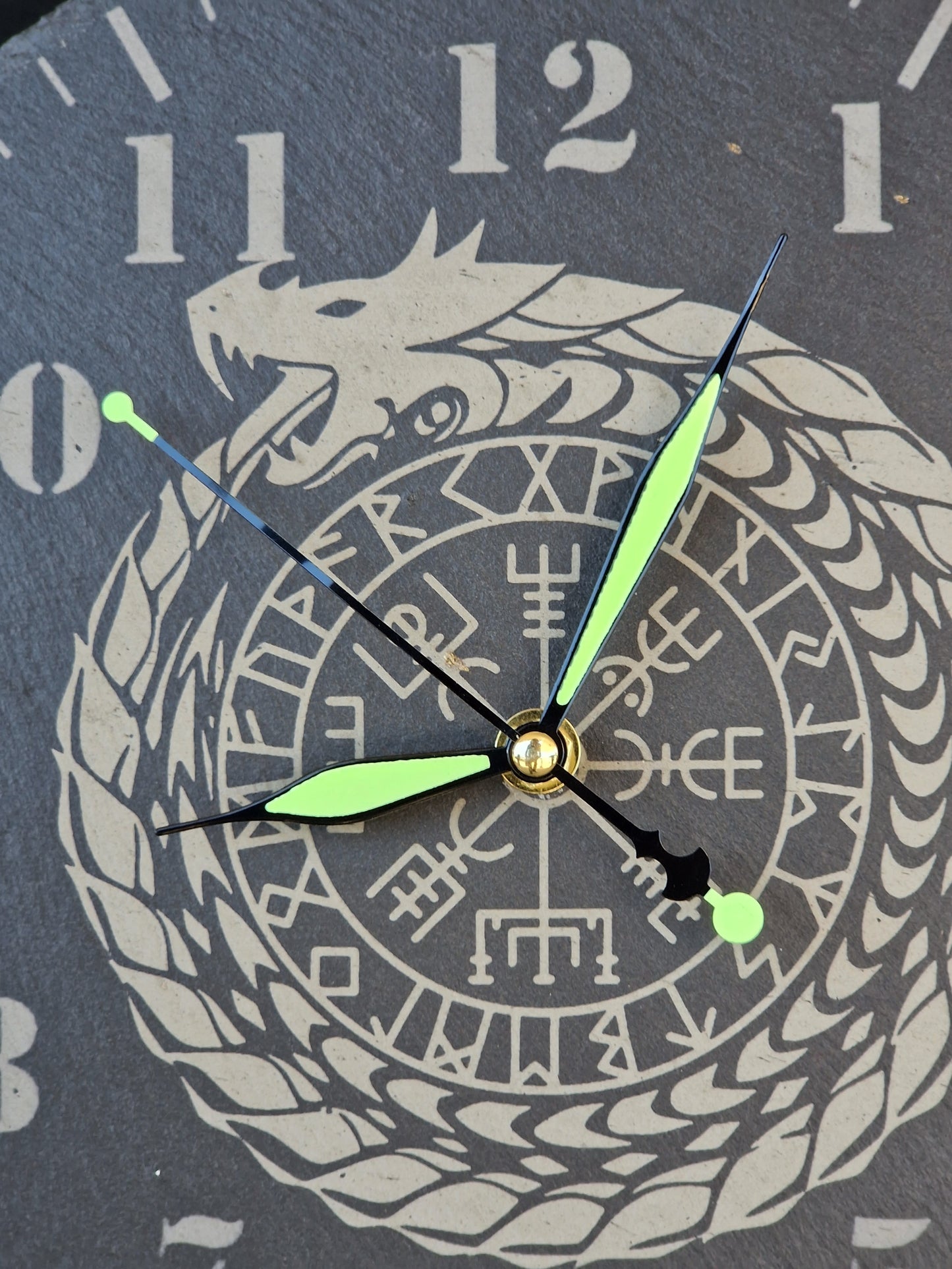 Schiefer Uhr Drache