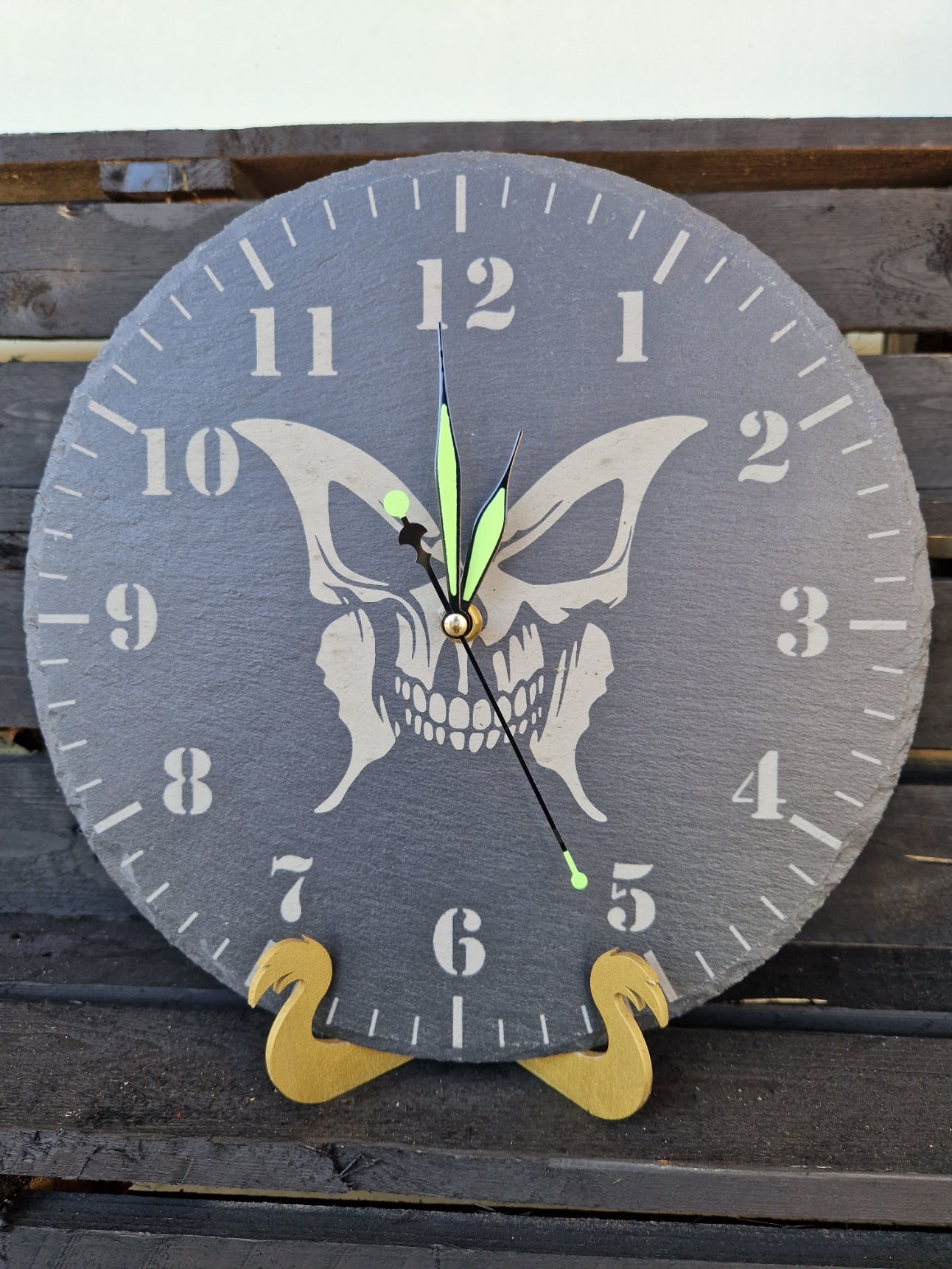 Schiefer Uhr Totenkopf Schmetterling
