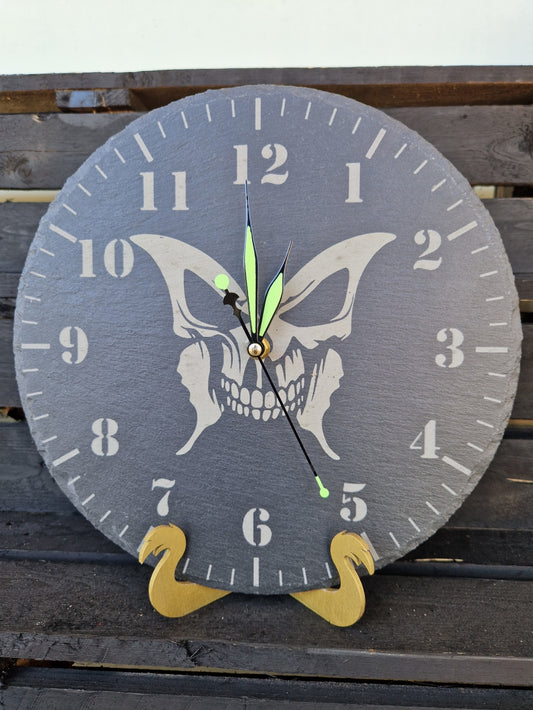 Schiefer Uhr Totenkopf Schmetterling