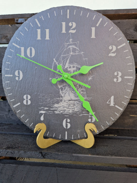 Schiefer Uhr Segelschiff