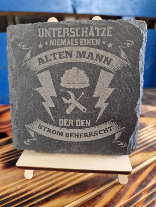 Schiefer Untersetzer "Unterschätze niemals einen alten Mann der den Strom Beherrscht"
