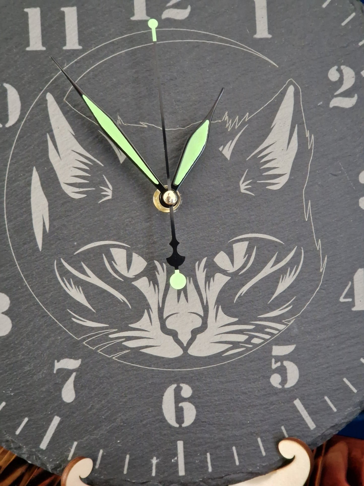 Schiefer Uhr Black Cat