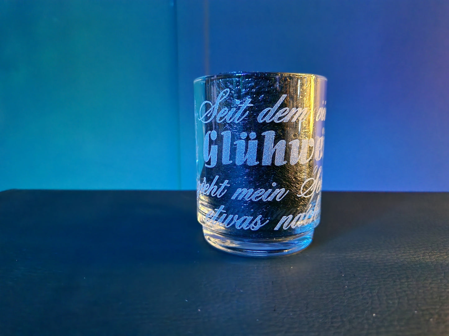 Glühweinglas mit Spruch" Seit dem vierten Glühwein zieht mein Schuh nach links"