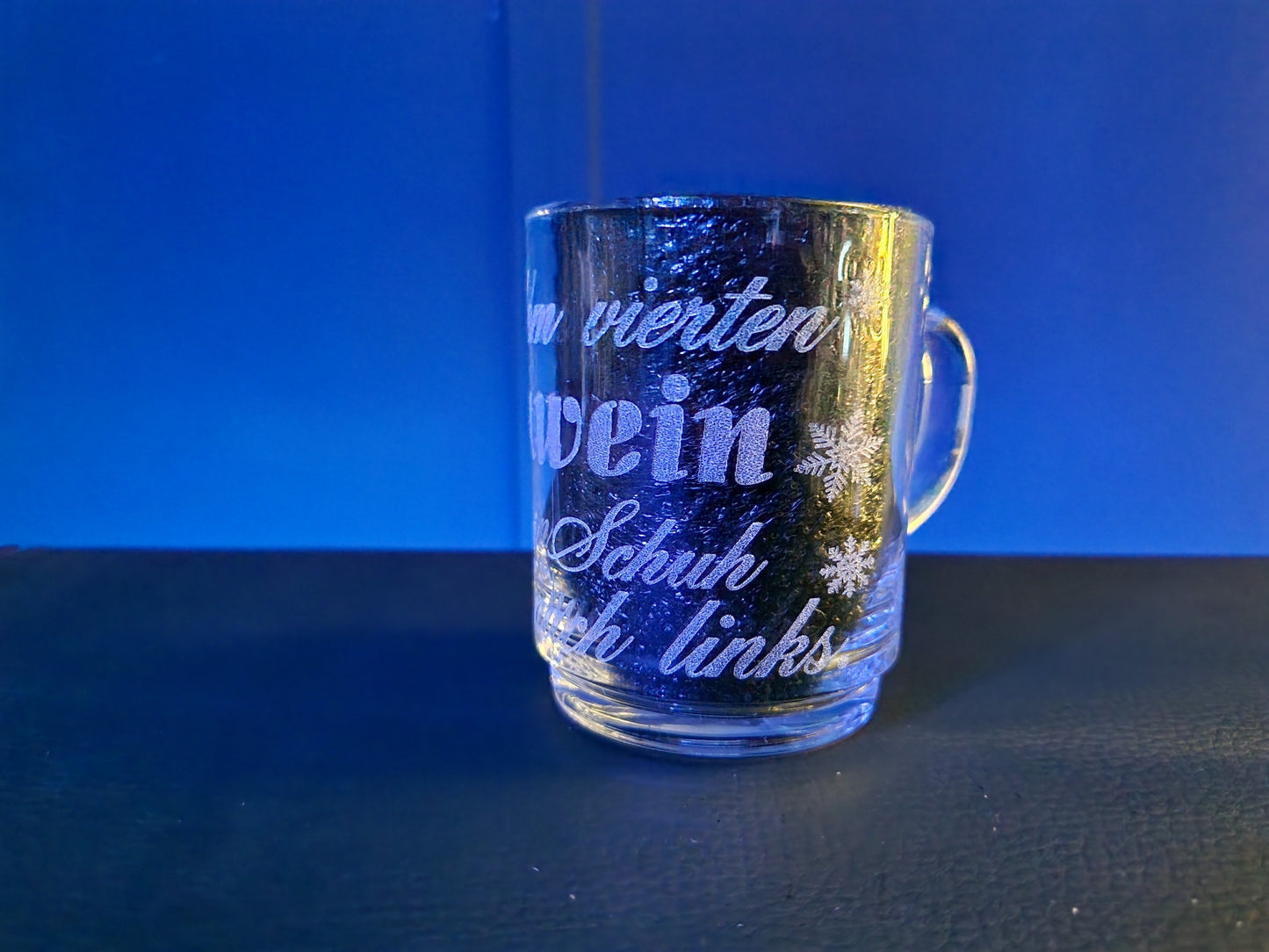 Glühweinglas mit Spruch" Seit dem vierten Glühwein zieht mein Schuh nach links"