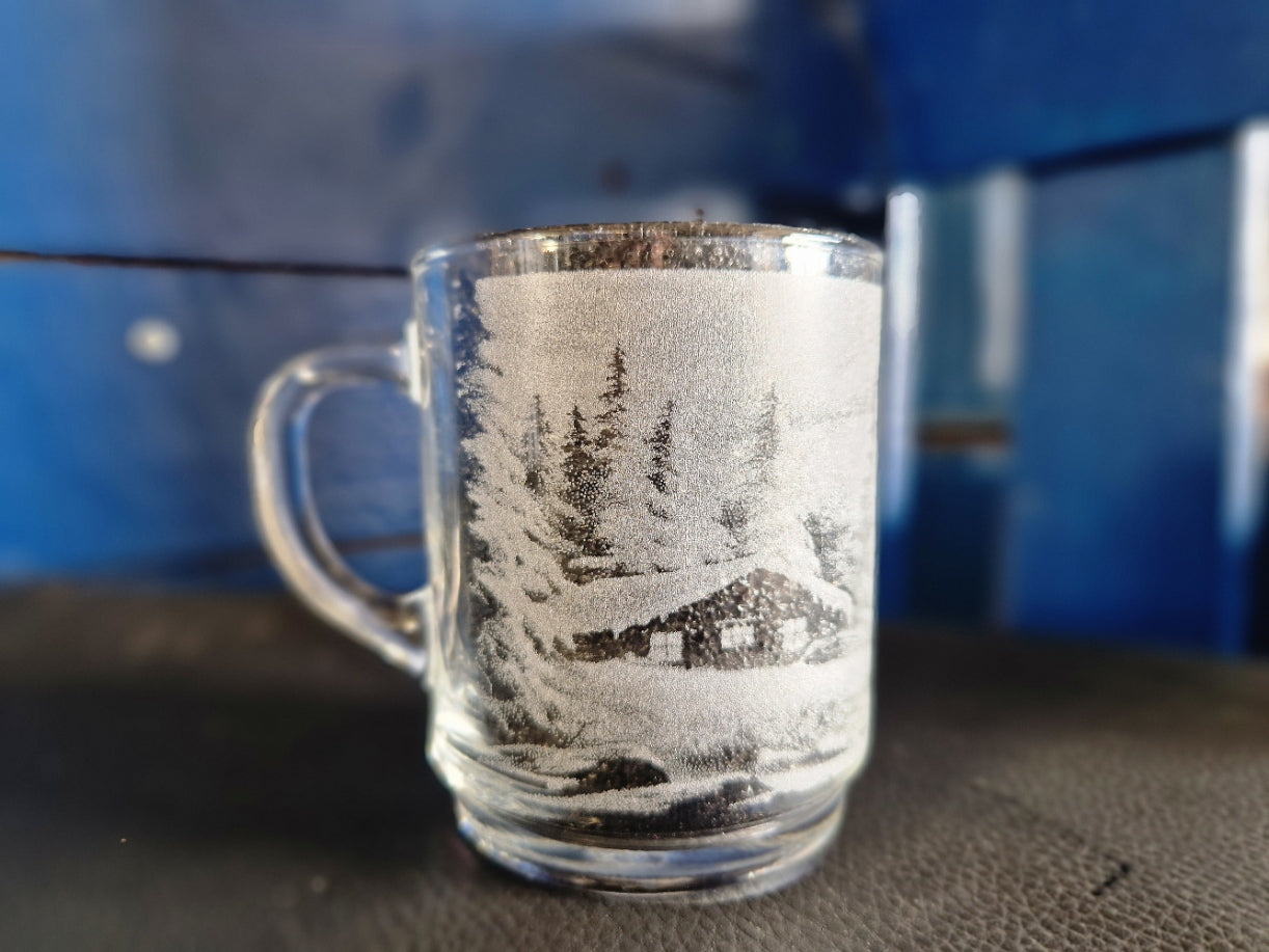 Glühweinglas mit Winterlandschaft