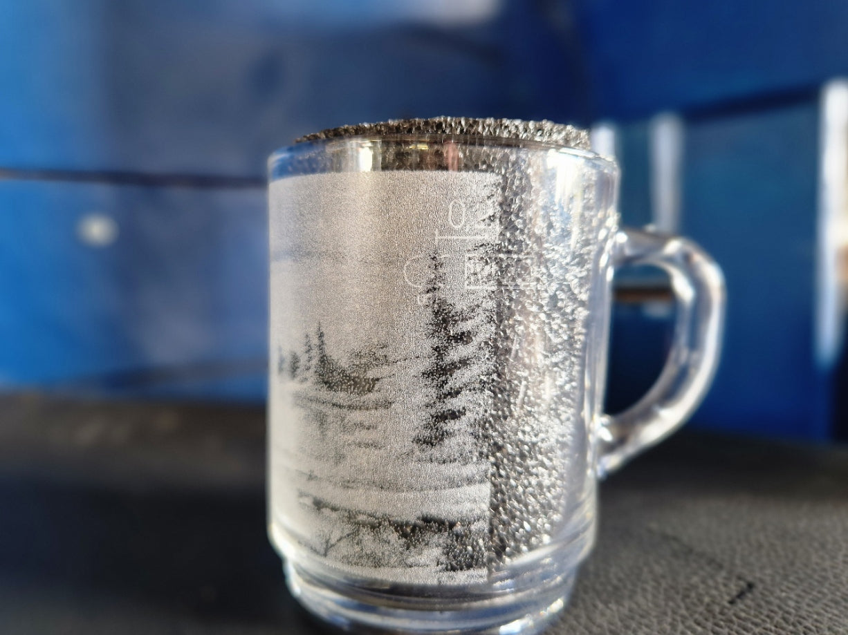 Glühweinglas mit Winterlandschaft