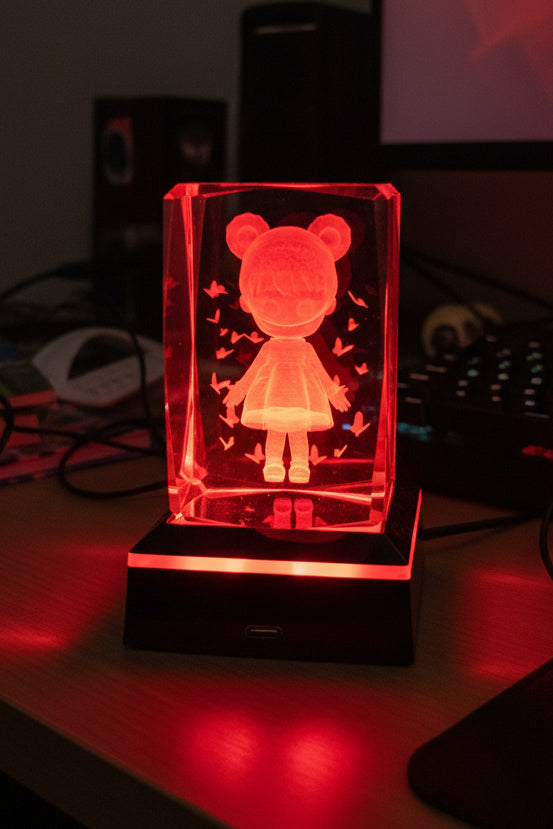 K9 Crystal "Mädchen mit Bärchenmütze " – 3D Lasergravur mit LED Sockel