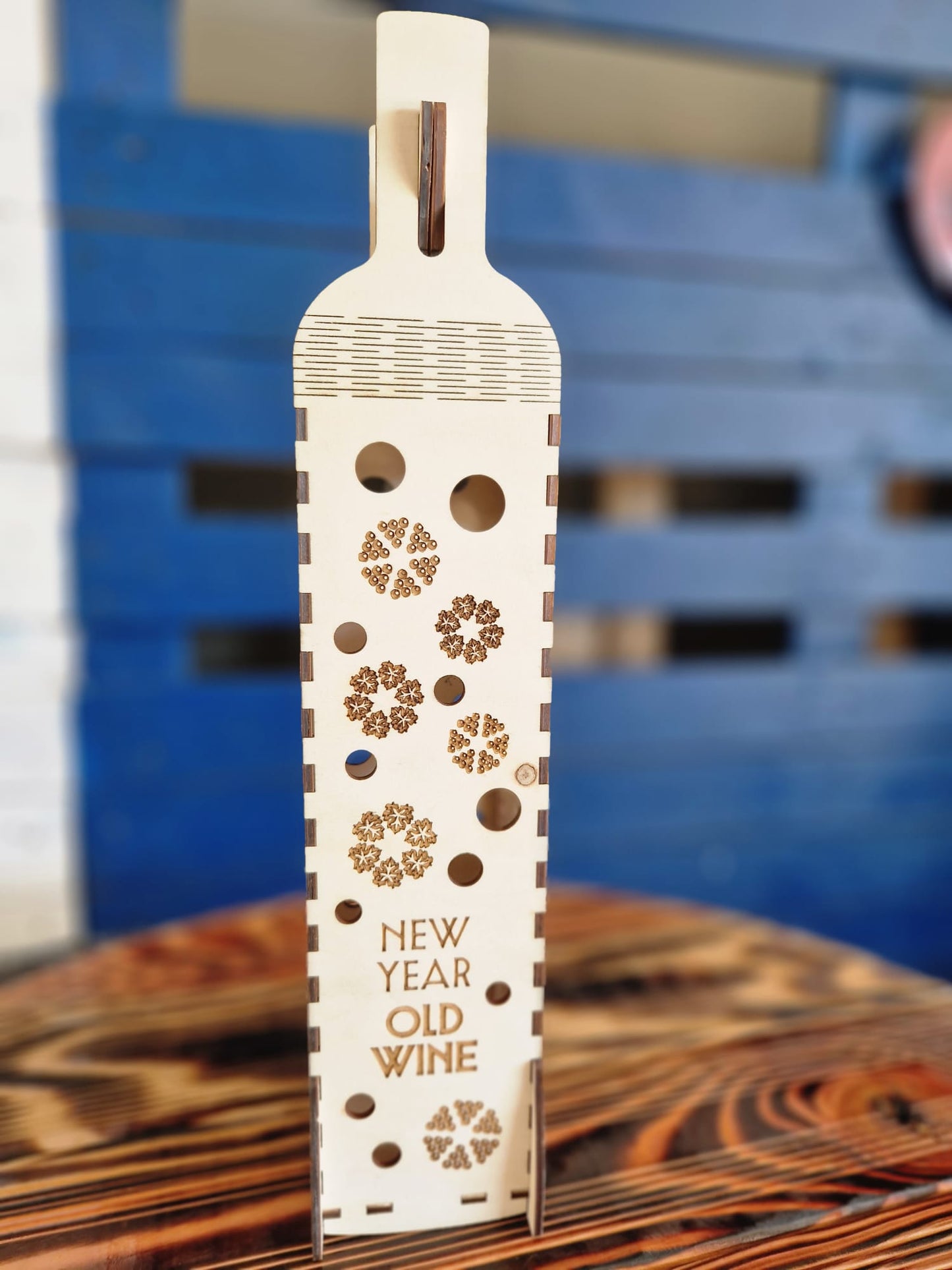Weinverpackung aus Holz "mit Spruch:"Happy New Year, Old Wine "