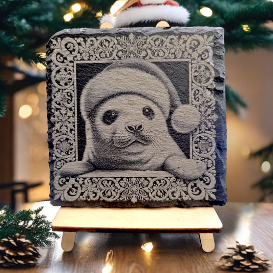Schiefer Untersetzer "Robbe mit Weihnachtsmütze 3 D"