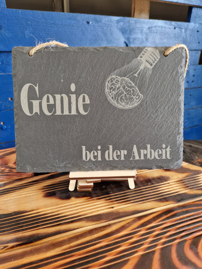 Schiefer-Schild Eckig " Genie bei der Arbeit "