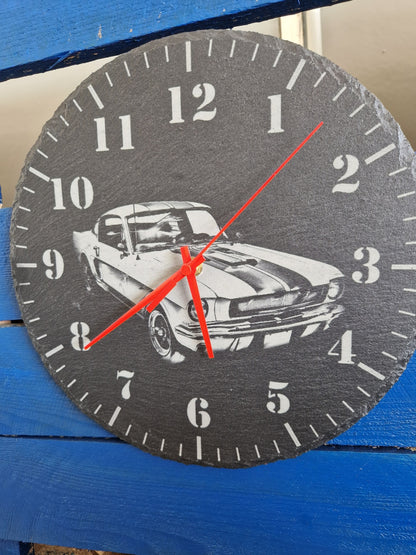 Schiefer Uhr Mustang
