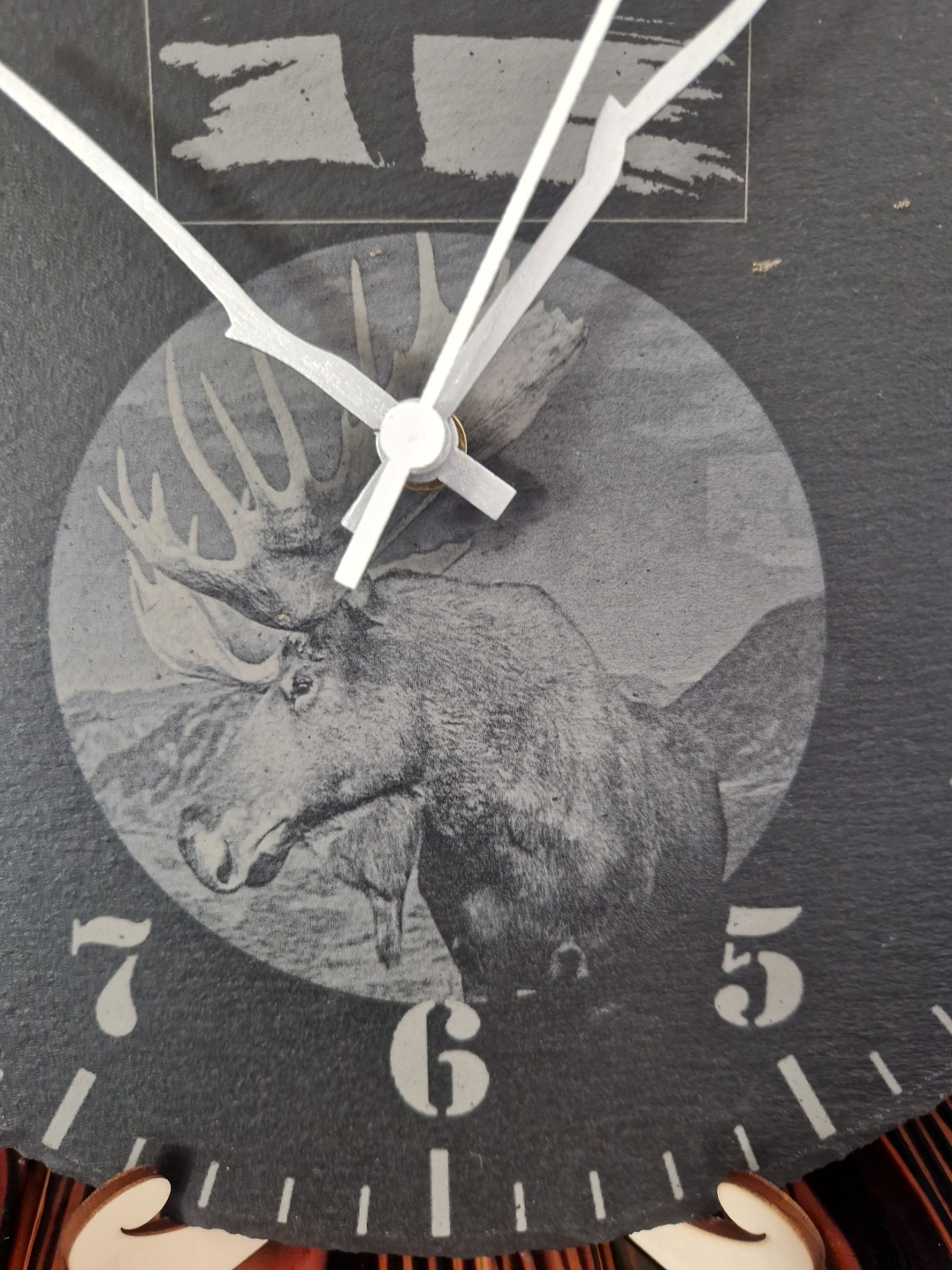 Schiefer Uhr Schweden mit Elch
