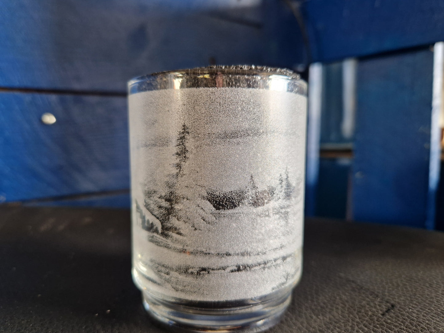 Glühweinglas mit Winterlandschaft