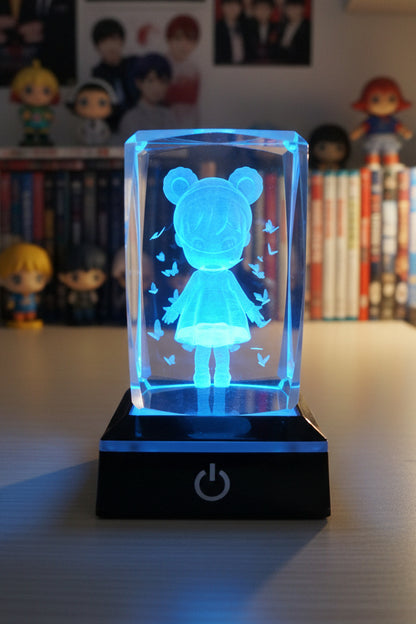 K9 Crystal "Mädchen mit Bärchenmütze " – 3D Lasergravur mit LED Sockel