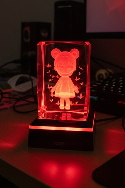 K9 Crystal "Mädchen mit Bärchenmütze " – 3D Lasergravur mit LED Sockel