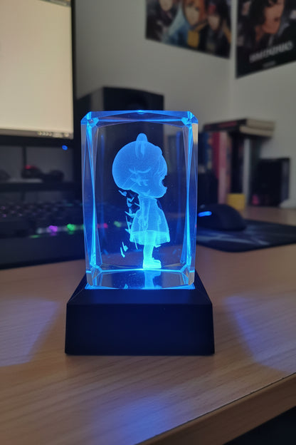 K9 Crystal "Mädchen mit Bärchenmütze " – 3D Lasergravur mit LED Sockel