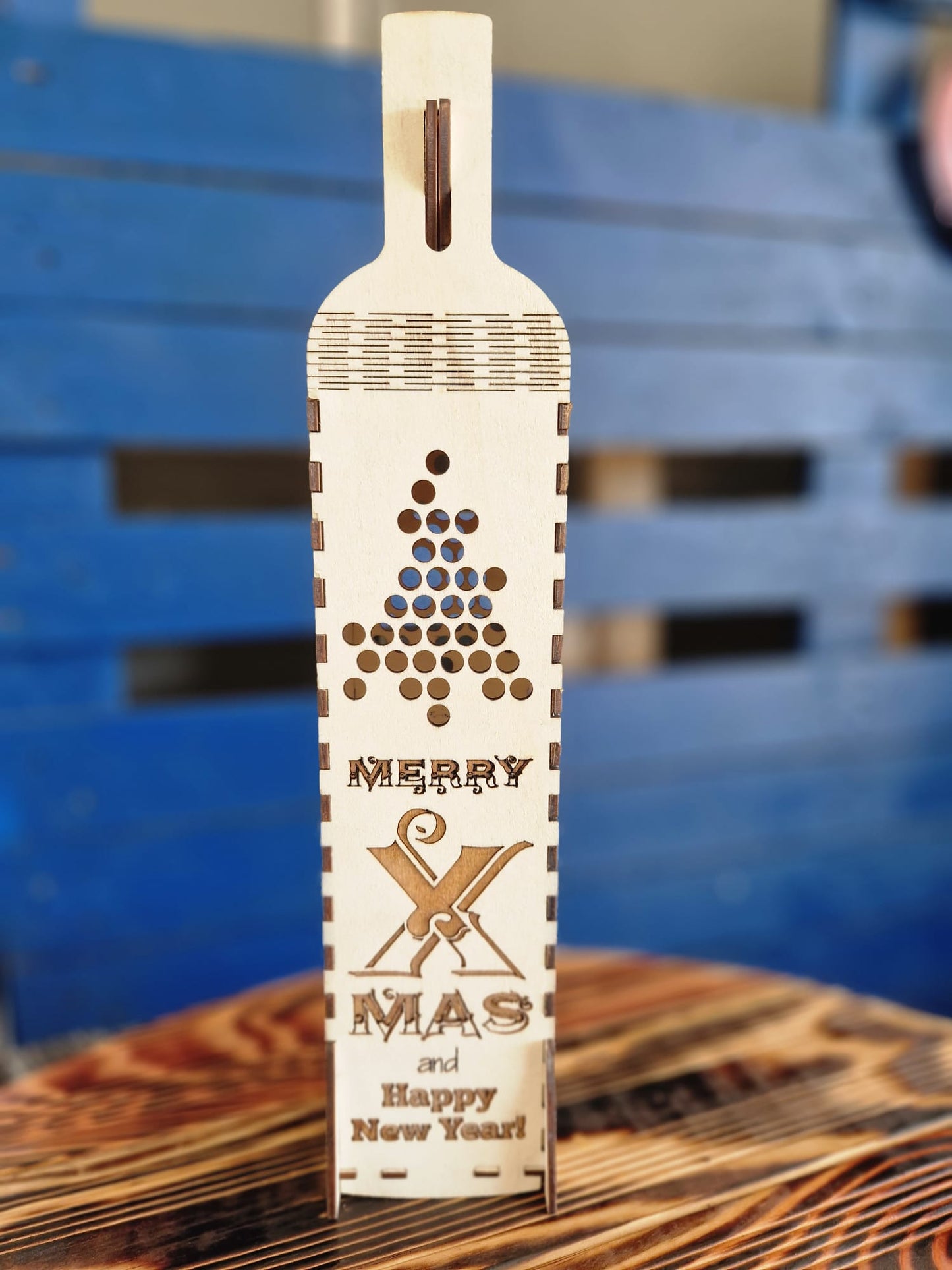 Wooden wine packaging with saying: "Merry X Mas"