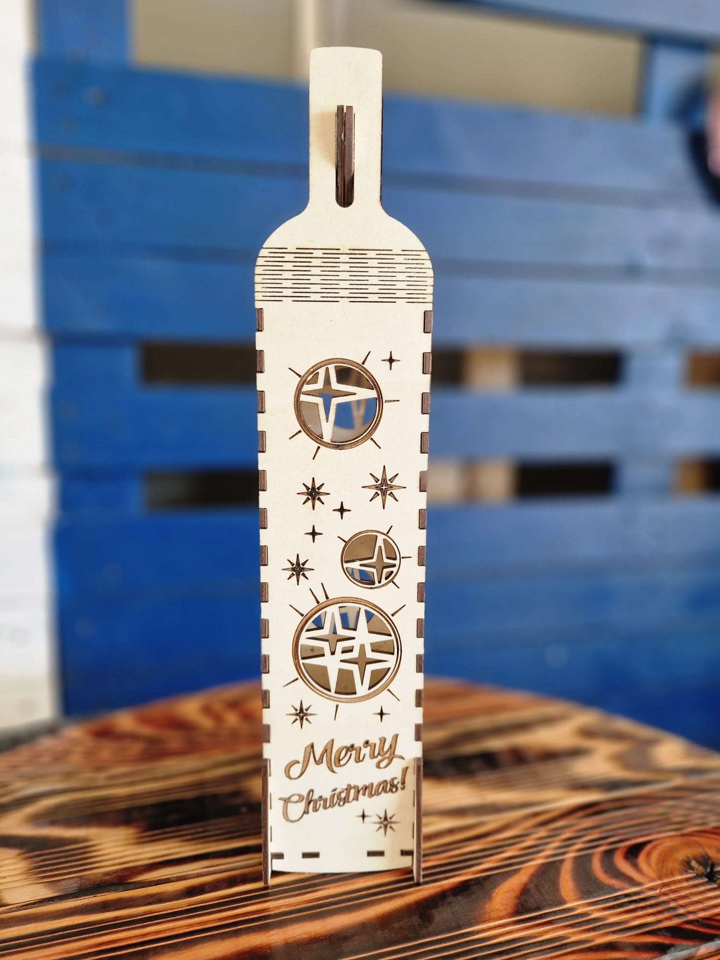Wooden wine packaging with saying: "Happy New Year"