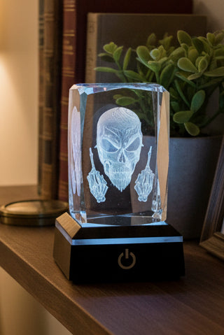 K9 Crystal Totenkopf – 3D Lasergravur mit LED Sockel