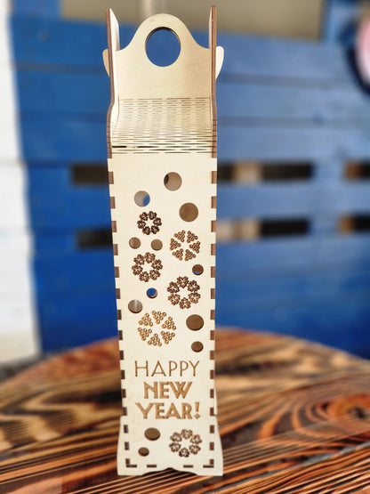 Wooden wine packaging with saying: "Happy New Year, Old Wine"