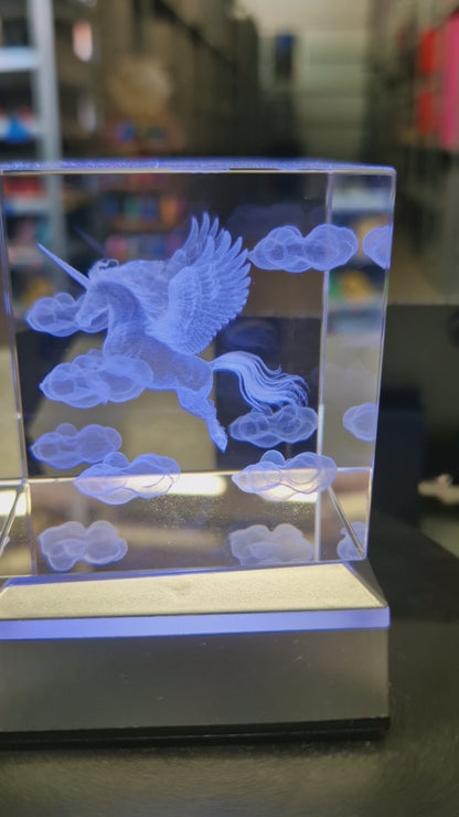 K9 Crystal Einhorn – 3D Lasergravur Würfel mit LED Sockel