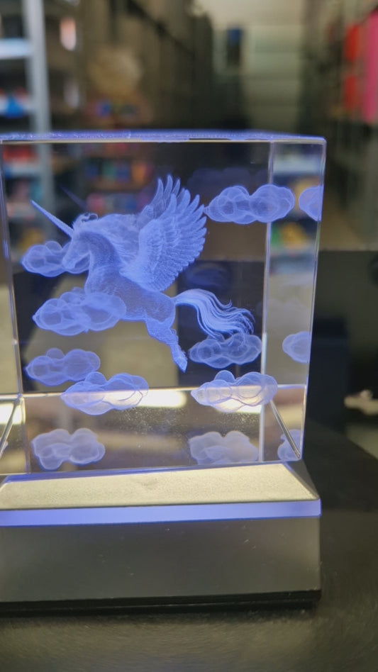 K9 Crystal Einhorn – 3D Lasergravur Würfel mit LED Sockel