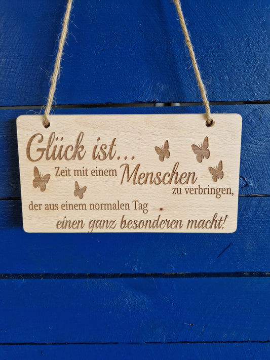 Holzschild Buche "Glück ist... Zeit mit einem Menschen zu verbringen, der aus einem normalen Tag einen ganz besonderen macht!"